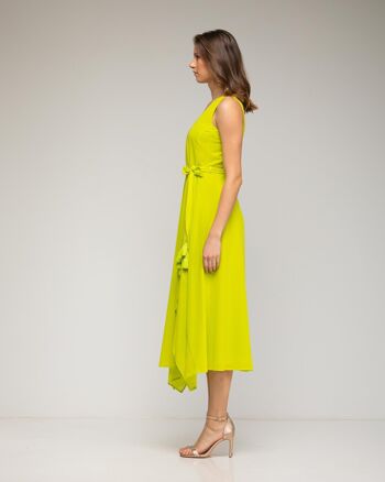 Robe midi sans manches avec ourlet asymétrique et ceinture 3