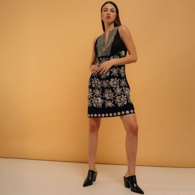 Short embroidered sleeveless dress with round neck