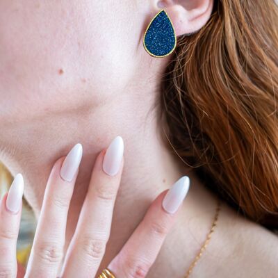 Women's drop-shaped earrings