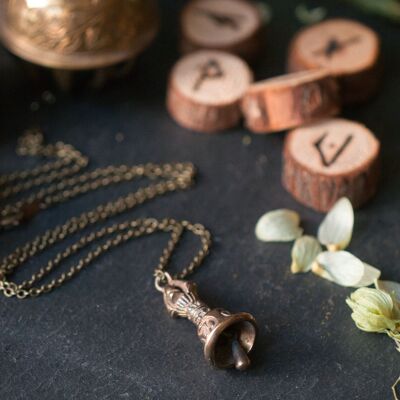 Collana - Amuleto di protezione della campana della strega.