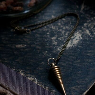 Pendulum necklace with brass tips