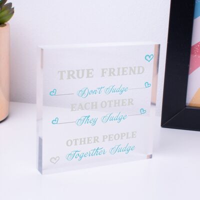 True Friends Judge Together - Placa de madera para colgar en forma de corazón, regalo de amistad, bolsa incluida