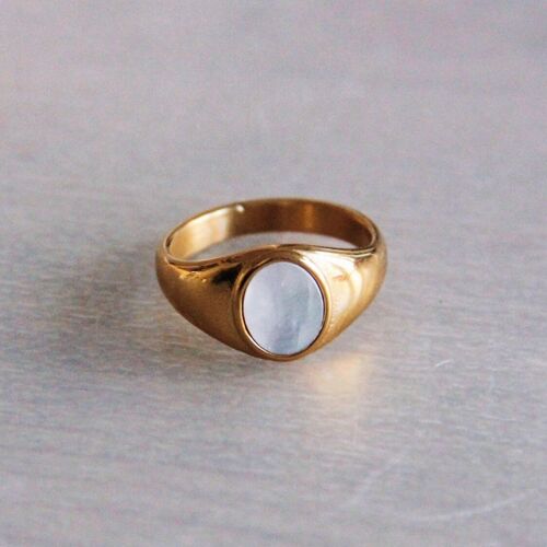 Steel ring with oval mother-of-pearl stone - gold