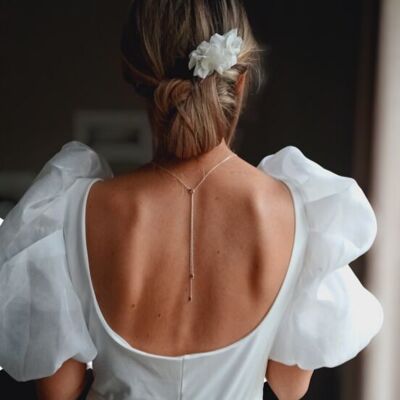 Collar de espalda de boda con cadena fina de acero plateado y perlas nacaradas de Swarovski en color gris.