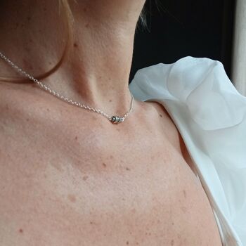 Collier de dos mariage avec chaîne fine en acier argent et perles nacrées gris perlé Swarovski. 3
