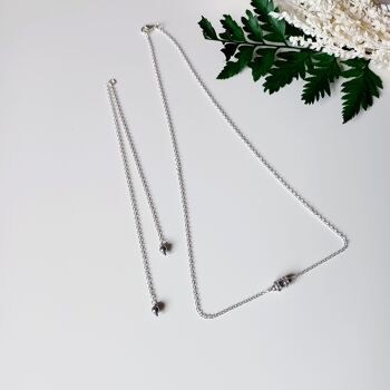Collier de dos mariage avec chaîne fine en acier argent et perles nacrées gris perlé Swarovski. 5