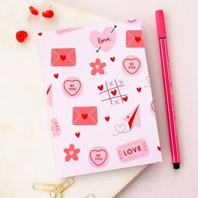 Cuaderno A6 con patrón de amor