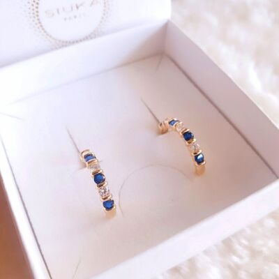 Boucles d'oreilles créoles en plaqué or avec oxyde de zirconium bleu saphir