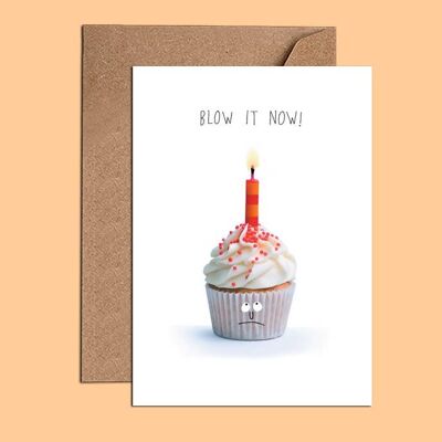 Tarjeta de cumpleaños de cupcake con vela única - WAC18767
