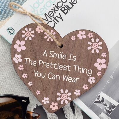 Amistad: una sonrisa es lo más bonito. Letrero de regalo con placa de corazón colgante de madera