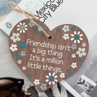 L'amicizia è un milione di piccole cose Targa in legno con cuore da appendere per gli amici