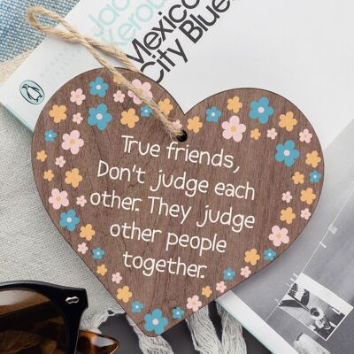 True Friends Judge Together - Placa colgante de madera con forma de corazón, regalo de amistad