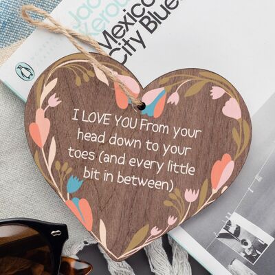 Freundin „Ich liebe dich“ unterschreibt ein lustiges Valentinstagsgeschenk für ihr Jubiläumsgeschenkherz