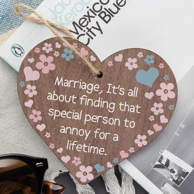 El matrimonio es una persona especial a la que molestar, novedad, placa colgante de madera con forma de corazón y amor
