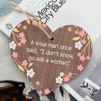 Un hombre sabio pregunta a una mujer novedad colgante de madera corazón divertido placa de broma cartel de regalo