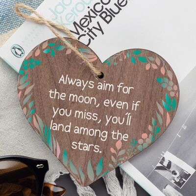 Punta sempre alla luna. Cartelli motivazionali divertenti per amicizia con cuore appeso in legno
