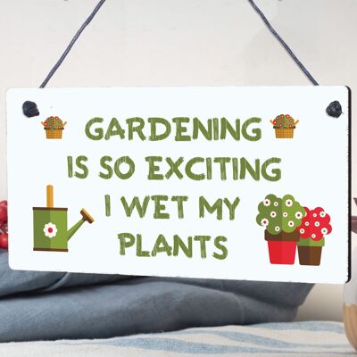 ¡La jardinería es tan emocionante que mojo mis plantas! Pantalones de jardín de regalo con placa de madera novedosos