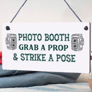 Photo Booth Prenez un accessoire et posez une jolie plaque de décoration à suspendre pour le jour du mariage.