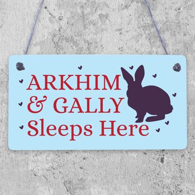 Haustier-Kaninchen-Schild für den Stall, der hier schläft, personalisiertes Käfig-Schild, Haustierliebhaber, Weihnachtsgeschenk