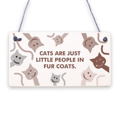 Les chats ne sont que des gens en manteaux de fourrure, Plaque de signe pour les amoureux des chats, cadeau suspendu en bois