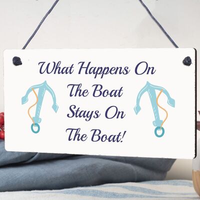 Nuovo cartello in legno con scritta "What Happens On The Boat" rimane sulla barca, regalo da appendere
