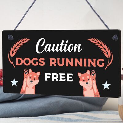 Precaución: cuidado con los perros corriendo gratis, señal de advertencia para perros, placa de seguridad para jardín