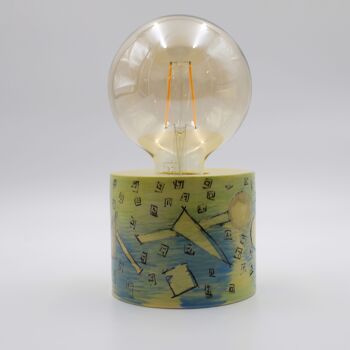 Lampe de table colorée à motifs sculptée et peinte à la main avec ampoule LED géante 2