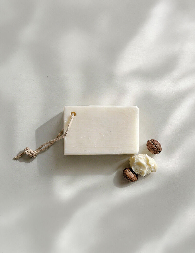 Bio-Sheabutter- und Bio-Süßmandelölseife mit Seil, 100 g