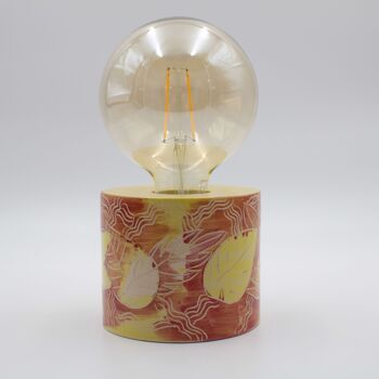 Lampe de table moderne à motifs rouge-jaune, sculptée et peinte à la main, avec ampoule globe géante 2
