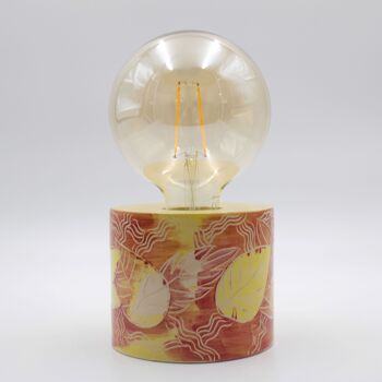 Lampe de table moderne à motifs rouge-jaune, sculptée et peinte à la main, avec ampoule globe géante 3