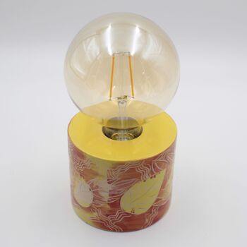 Lampe de table moderne à motifs rouge-jaune, sculptée et peinte à la main, avec ampoule globe géante 4