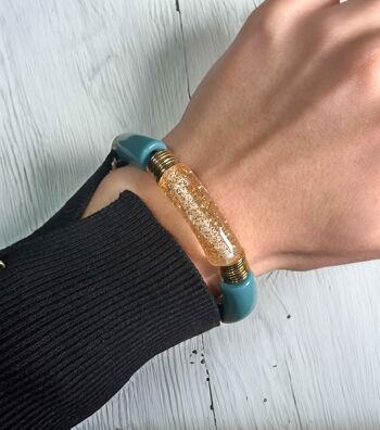 Bracelet élastique tendance avec tubes acryliques et perles plates en laiton doré à l'or fin 14K 2