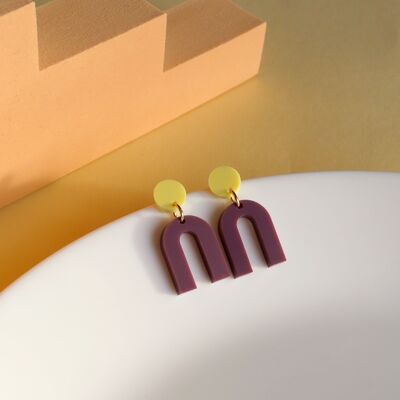 Mini Arch Acryl Ohrringe mit Edelstahlstecker in hellgelb plum