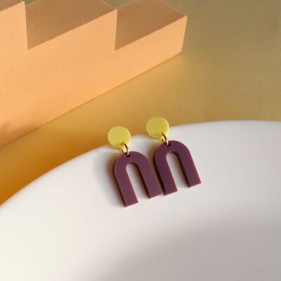 Pendientes Mini Arch de acrílico con tachuelas de acero inoxidable en color ciruela amarillo claro