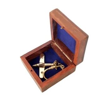 Porte-clés avion en laiton dans une boîte en bois
