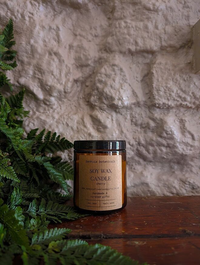Candela in cera di soia versata a mano alla ciliegia