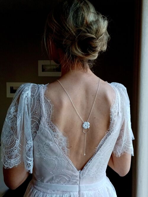 Bijou de dos mariée, composé de fleur blanche  avec perles nacrée brodée, ton blanc.