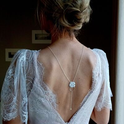 Joya para espalda de novia, compuesta por flor blanca con cuentas de perlas bordadas, tono blanco.