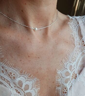 Bijou de dos mariée, composé de fleur blanche  avec perles nacrée brodée, ton blanc. 4