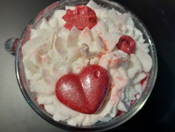 Bougie artisanale tasse parfumée fruits rouges, fraise des bois, framboise ou cerise noire décorée avec un coeur pour la fête des mamans 2