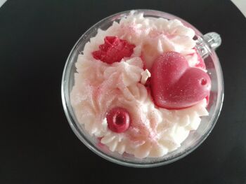 Bougie artisanale tasse parfumée fruits rouges, fraise des bois, framboise ou cerise noire décorée avec un coeur pour la fête des mamans 5
