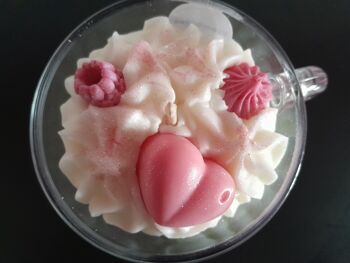 Bougie artisanale tasse parfumée fruits rouges, fraise des bois, framboise ou cerise noire décorée avec un coeur pour la fête des mamans 9