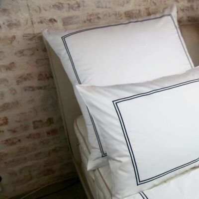 Juego de cama en blanco (bordado antracita)