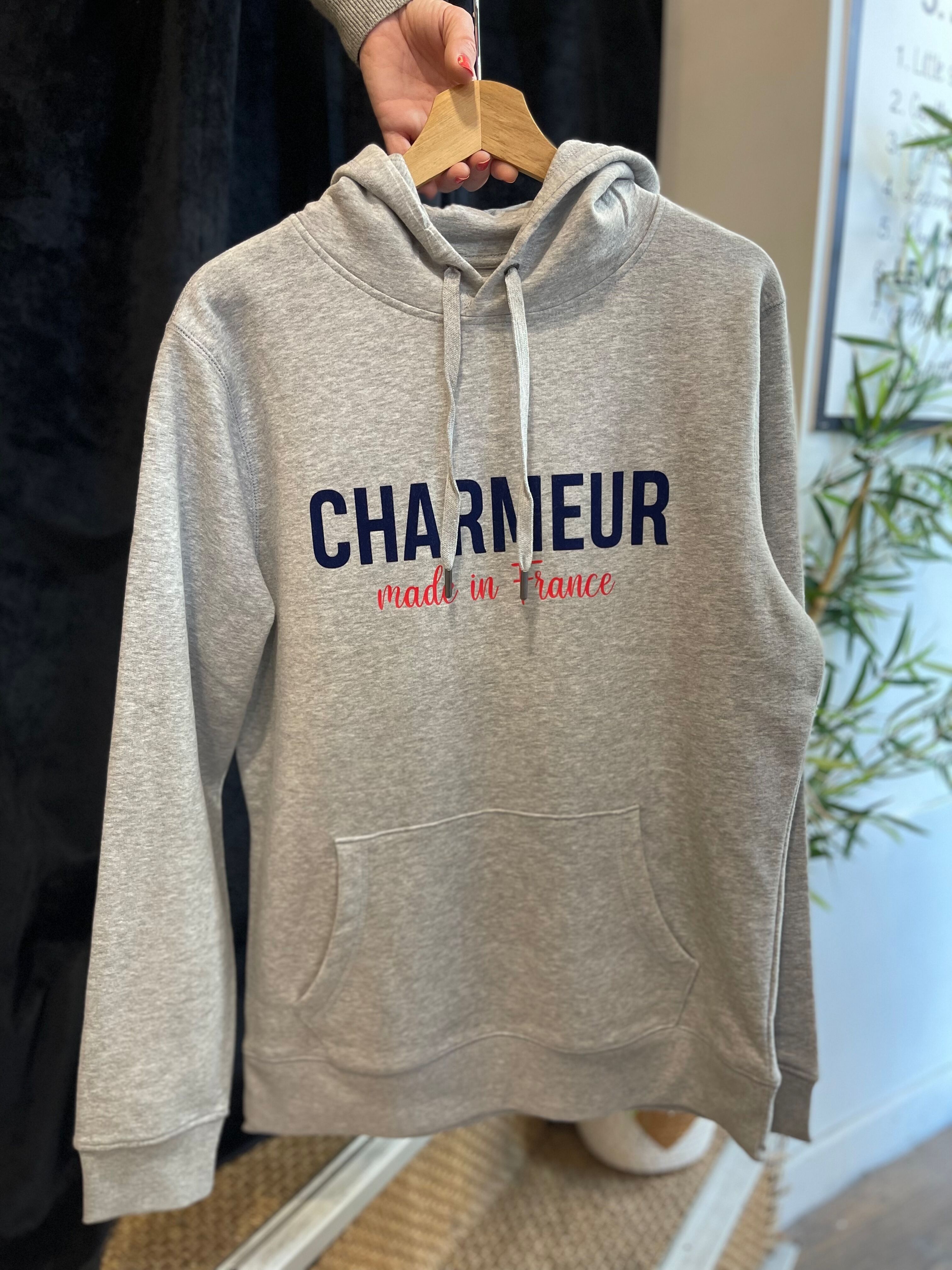 Grauer Valentinstags-Hoodie „Charmer“.