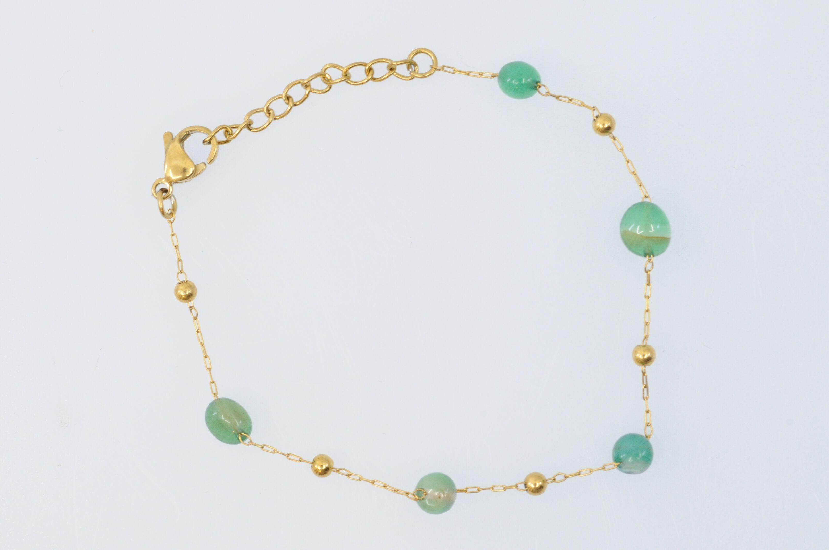 Stahlarmband mit abwechselnden Metallperlen und polierten Steinen