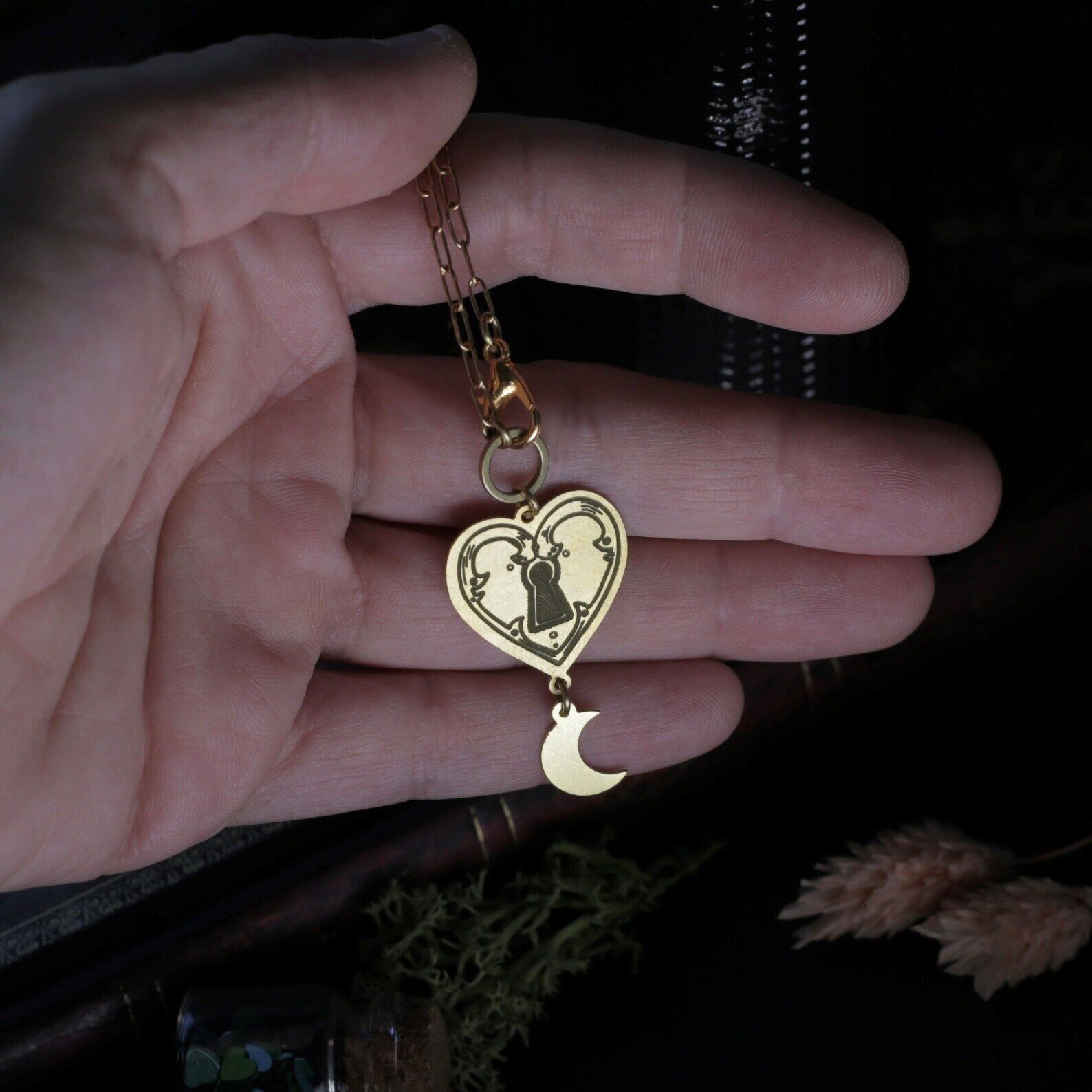 lucchetto in ottone e collana con pendente a forma di luna