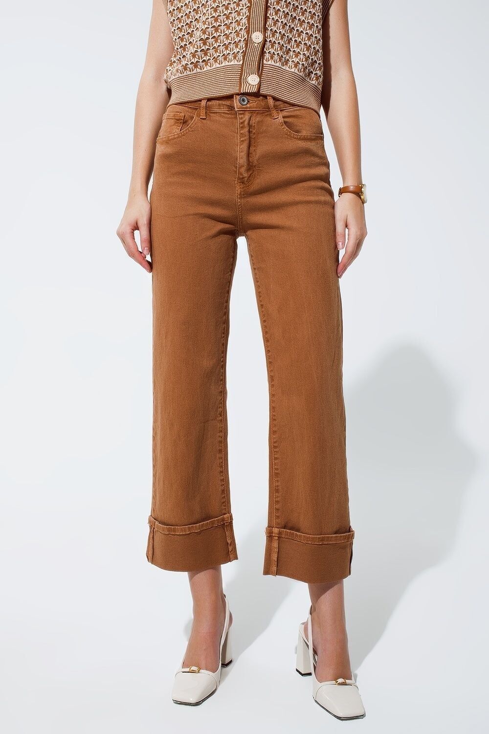 Jeans mit geradem Bein in Camel mit umgeschlagenen Hosenbeinen