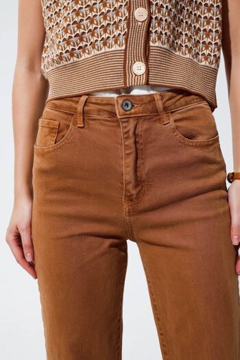 Jean droit camel avec jambes de pantalon pliées 4