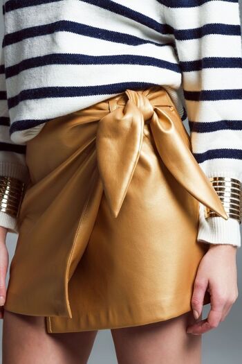 Mini-jupe en similicuir avec nœud sur le côté en doré 2