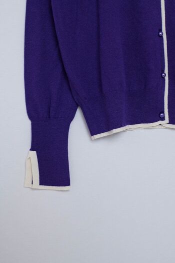 Cardigan violet avec bordures blanches et boutons en fausses perles 2